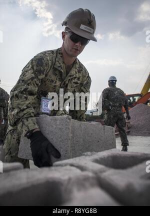 Builder 2. Klasse Nicholas Kerver, Naval Mobile Konstruktion Bataillon 5 zugeordnet, Orte einen Block, während eine beschädigte Kaimauer in der Republik Korea (ROK) Naval Bildung und Ausbildung Befehl in Jinhae, ROK, 14. März 2017 Wiederaufbau, als Teil der Übung Fohlen Adler 2017. Fohlen Eagle ist eine jährliche, bilateralen Training konzipiert, der die Bereitschaft der USA und ROK-Kräfte und ihre Fähigkeit, während einer Krise zu arbeiten, zu verbessern. Stockfoto