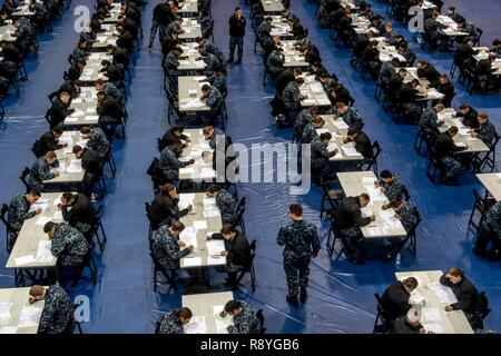 YOKOSUKA, Japan (16. März 2017) Segler auf dem Flugzeugträger USS Ronald Reagan (CVN 76) die Marine europaweiten E-4 Förderung Prüfung an James D. Kelly Flotte Recreation Center. Ronald Reagan ist das Flaggschiff der Carrier Strike Group 5, die eine Bekämpfung bereit, Kraft, schützt und verteidigt die kollektive maritime Interessen seiner Verbündeten und Partnern in der Indo-Asia-Pazifik-Region. Stockfoto