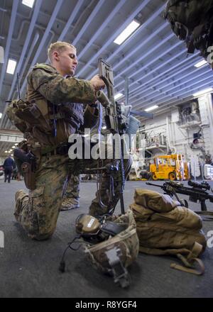 EAST CHINA SEA (17. März 2017) Staff Sgt. Matthäus Tippett, aus Trenton, New Jersey, zugeordnet zu den 31 Marine Expeditionary Unit (MEU), führt der vorbeugende Brandschutz Kontrollen auf einer M110 semi-automatischen Sniper System im Hangar Bucht von Amphibisches Schiff USS BONHOMME RICHARD (LHD6) als Teil der amphibischen Integration Training (AIT). AIT ist so ausgelegt, dass alle Elemente der Bonhomme Richard Expeditionary Strike Group (BHR ESG) und die 31. MEU ihre Fähigkeit zur Planung und Mission wesentliche Aufgaben ausführen, um Test zu integrieren. Bonhomme Richard, dem Flaggschiff der BHR ESG, mit Eingeschifft 31 MEU, ist auf eine Routine pat Stockfoto