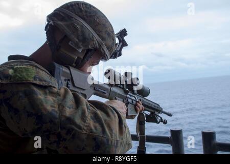 EAST CHINA SEA (17. März 2017) Staff Sgt. Matthäus Tippett, aus Trenton, New Jersey, 31 Marine Expeditionary Unit (MEU), Test zugeordnet - Feuer eine M110 semi-automatischen Sniper System an Bord amphibisches Schiff USS BONHOMME RICHARD (LHD6) als Teil der amphibischen Integration Training (AIT). AIT ist so ausgelegt, dass alle Elemente der Bonhomme Richard Expeditionary Strike Group (BHR ESG) und die 31. MEU ihre Fähigkeit zur Planung und Mission wesentliche Aufgaben ausführen, um Test zu integrieren. Bonhomme Richard, dem Flaggschiff der BHR ESG, mit Eingeschifft 31 MEU, wird auf einer Routinepatrouille in der Indo-Asia Stockfoto