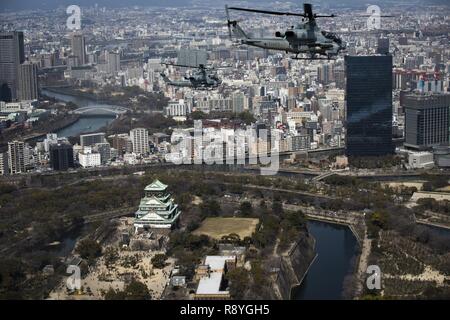 AH-1Z Vipern steigen durch den Himmel über der Burg von Osaka, Osaka, Japan, 12. März 2017. Marine Light Attack Helicopter Squadron 267 validiert wurden, um die langfristige Leistungsfähigkeit des Zusatztanks auf Ihren H-1-Plattform Hubschrauber fliegen 314 Seemeilen während einer Etappe der Reise, März 10. Extended Range Diese Flugzeuge' ist entscheidend für die Aufrechterhaltung einer stärker, leistungsfähiger Vorwärts - eingesetzt in der Asia-Indo-Pazifik-Region. Die Marines im Flugzeug sind mit HMLA-267, derzeit zu Marine Flugzeuge Gruppe 36, 1 Marine Flugzeugflügel, III Marine Expeditionary Force über die zugeordnete Stockfoto