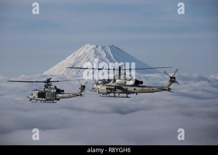 Ein UH-1Y Venom führt der Weg für eine AH-1Z Viper fliegen durch den Berg Fuji, Shizuoka, Japan, 12. März 2017. Marine Light Attack Helicopter Squadron 267 validiert wurden, um die langfristige Leistungsfähigkeit des Zusatztanks auf Ihren H-1-Plattform Hubschrauber fliegen mehr als 314 Seemeilen, während ein Bein des vier-Tage Betrieb, März 10. Extended Range Diese Flugzeuge' ist entscheidend für die Aufrechterhaltung einer stärker, leistungsfähiger Vorwärts - eingesetzt in der Indo-Asia-Pazifik-Region. Die Marines im Flugzeug sind mit HMLA-267, derzeit zu Marine Flugzeuge Gruppe 36, 1 Marine Flugzeugflügel, III zugeordnet Stockfoto