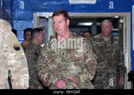 Pensionierte Sgt. Maj. der Armee Kenneth Preston verbindet andere deaktivieren Army Veterans in einem Town hall Meeting am 14. März im Camp Arifjan, Kuwait. Soldaten der Operation die richtige Ausfahrt weiterempfehlen Truppen, was es bedeutet, die auf dem Schlachtfeld, wo sie erste verletzt wurden. Stockfoto