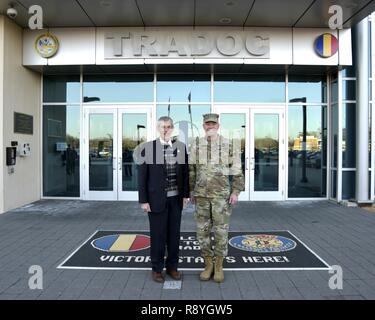 General David Perkins, kommandierender General der US Army Training und Lehre Befehl, wirft mit der Hon. Robert M. Speer, der amtierende Sekretär der Armee, während eines Besuchs in Joint Base Langley-Eustis, Virginia, 17. März 2017. Herr Speer erhielt einen Rundgang durch die Basis, und besucht ein Town Hall Meeting, wo er mit Service Mitglieder sprach. Stockfoto