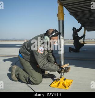 Staff Sgt. Jarryd Morgan, Links, und Staff Sgt. Matthäus Larson, zu der 22 Airlift Squadron zugeordnet, Unterstützung für Buchsen für eine C-5 M Super Galaxy in Vorbereitung die Ladung durch die Rampe die Türen des Flugzeugs am Osan Flughafen, Südkorea, 7. März 2017 entlasten. Während am Osan Flughafen ab, die Besatzungen entladen fast 70.000 Pfund von Fracht. Stockfoto