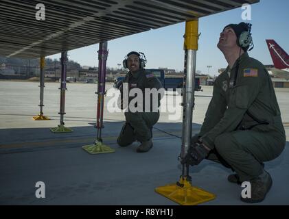 Staff Sgt. Jarryd Morgan, Links, und Staff Sgt. Matthäus Larson, zu der 22 Airlift Squadron zugeordnet, Unterstützung für Buchsen für eine C-5 M Super Galaxy in Vorbereitung die Ladung durch die Rampe die Türen des Flugzeugs am Osan Flughafen, Südkorea, 7. März 2017 entlasten. Während am Osan Flughafen ab, die Besatzungen entladen fast 70.000 Pfund von Fracht. Stockfoto