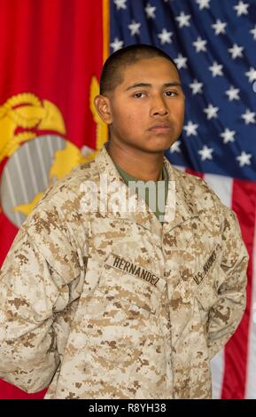 Rct. Andres Hernandez, eine 18-jährige gebürtige von Monterey, Tenn., derzeit Ausbildung bei der Marine Corps Recruit Depot Parris Island, S.C., in der Hoffnung auf den Titel United States Marine. Hernandez, ist Training mit Platoon 1022, Alpha Company, 1 Recruit Training Bataillon, und ist Absolvent am 7. April 2017 geplant. "Ich wollte ein Vermächtnis für meine Familie zu bauen", sagte Hernandez, der von Monterey High School im Jahr 2016 absolvierte. "Ich wollte ein gutes Beispiel für meine Geschwister und Freunde, die mir benötigen Anleitung." Rund 19.000 Rekruten auf Parris Island jährlich kommen für die Chance, sein Stockfoto