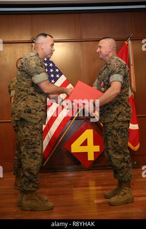 Brig. Gen. Paul K. Lebidine (links), Kommandierender General des 4. Marine Division, schüttelt die Hand des Sgt. Maj Daniel W. Fliegel (rechts), ausgehende Sergeant Major des 4. MARDIV, ihm nach der Vergabe mit einem Meritorious Service Medal bei Marine Corps Support Facility in New Orleans, 16. März 2017. Fliegel diente als Sergeant Major des 4. MARDIV, die grösste Division in der Marine Corps, von Februar 2015 bis März 2017. Stockfoto