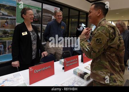 Brig. Gen. Mark Spielzeug, US-Armee Korps der Ingenieure großen Seen und Ohio River Division Commander, Gespräche mit Diane Parks, Nashville Bezirk Operations Division Chief, während der ersten jährlichen Nashville Bezirk Small Business Opportunities Open House an der Tennessee State University in Nashville, Tennessee, 16. März 2017. Die Veranstaltung gab den Führungskräften den direkten Zugriff auf Nashville Bezirk Beamte aus der gesamten Organisation. (USACE Stockfoto