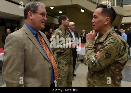 Brig. Gen. Mark Spielzeug, US-Armee Korps der Ingenieure großen Seen und Ohio River Division Commander, spricht mit Mike Wilson, Nashville Bezirk Stellvertreter für Programme und Projekt Management, während der ersten jährlichen Nashville Bezirk Small Business Opportunities Open House an der Tennessee State University in Nashville, Tennessee, 16. März 2017. Die Veranstaltung gab den Führungskräften den direkten Zugriff auf Nashville Bezirk Beamte aus der gesamten Organisation. (USACE Stockfoto