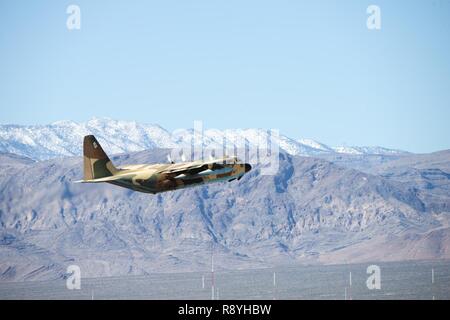 Eine C-130J vom 23 Flügel, Davis-Montham AFB, steigt nach dem Aus von der Nellis AFB, Nevada, während die Rote Fahne Übung 17-2. Die rote Fahne Übung ist eine realistische Combat Training übung für die Luftstreitkräfte der Vereinigten Staaten, ihre Verbündeten und Koalitionspartner, und ist auf der riesigen schießwesen reicht der 2,9 Millionen Hektar großen Nevada Test und Training Strecke, eine primäre Ausbildung Bereich mit Nellis Air Force Base in Nevada durchgeführt wurde. Die Übung bringt in mehr als 100 Flugzeugen und 3000 Mitarbeitern mit dem Ziel der Vorbereitung der Kommandanten und Service Mitglieder auf allen Ebenen für den Krieg in einer realistischen Stockfoto