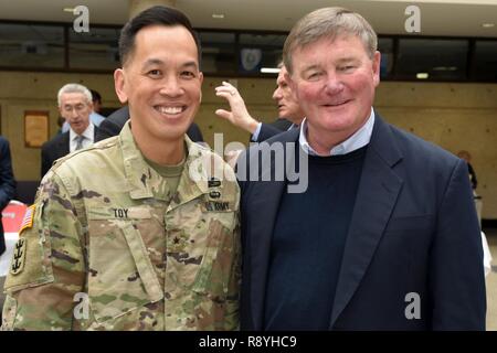 Brig. Gen. Mark Spielzeug, US-Armee Korps der Ingenieure großen Seen und Ohio River Division Commander, Haltungen mit pensionierte Generalleutnant Robert Blumen, gut im Korps der Ingenieure für seinen Service und Führung, bekannt als der 50 Leiter der Ingenieure, während der ersten jährlichen Nashville Bezirk Small Business Opportunities Open House an der Tennessee State University in Nashville, Tennessee, 16. März 2017. (USACE Stockfoto