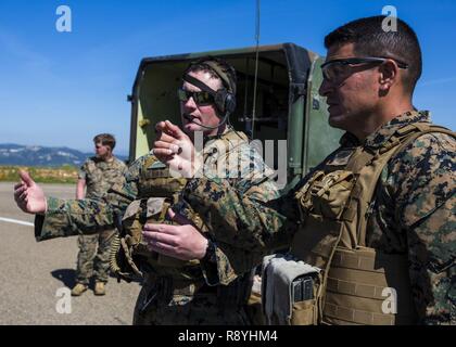 Us-Marines Sgt. Darin Hoover und Staff Sgt. Juan Fuentes, rifleman, Sicherheit Platoon, 3rd Battalion, 5th Marine Regiment der Plan der Ereignisse für eine schnelle - roping Übung in Camp Pendleton, Kalifornien, 16. März 2017 diskutiert. Marines mit 3Rd Battalion, 5th Marine Regiment Training für ihre bevorstehenden Einsatz werden mit dem 15 Marine Expeditionary Force. Stockfoto