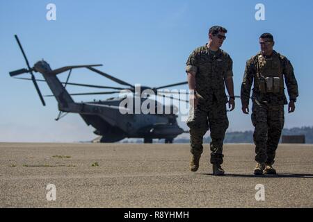 U.S. Navy HM2 Brandon Erraten und US Marine Corps Staff Sgt. Juan Fuentes, rifleman, mit Sicherheit Platoon, 3rd Battalion, 5th Marine Regiment Nachbesprechung nach schneller - roping Übung in Camp Pendleton, Kalifornien, USA, 16. März 2017. Marines mit 3Rd Battalion, 5th Marine Regiment sind Schulungen für eine bevorstehende Bereitstellung mit dem 15 Marine Expeditionary Force. Stockfoto