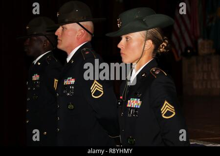 Armee finden Staff Sgt. Briana Popp steht vor ihrer Klasse während ihres Studiums an der Drill Sergeant Academy in Fort Jackson, S.C., den 8. März 2017. Popp erwarb den Titel von Eisen weiblich und sehr ehrt Absolventen- und wird ein Unteroffizier werden mit der 98-Ausbildungszentrum (IET). Popp war die erste weibliche Sehr ehrt Absolventen in den vergangenen sechs Zyklen und Absolvent im März, die der Frauen ist Geschichte Monat. Zufällig, Popp's Graduation Day war der Internationale Tag der Frau. Stockfoto