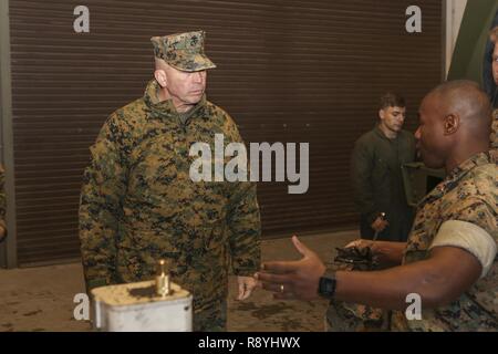 Us Marine Corps Generalleutnant John E. Wissler, Commander, U.S. Marine Corps Forces Command, Kommandierender General, Fleet Marine, Atlantik, ist informiert über die Möglichkeiten der Unterstützung 2. Transport Bataillon bei seinem Besuch in Camp Lejeune, N.C., 15. März 2017. Wissler besucht 2. MLG ein befehlshaber Workshop abzuhalten, den Führungskräften auf bestimmten Themen, und Ausbildung an verschiedenen 2D MLG Einheiten beobachten. Stockfoto