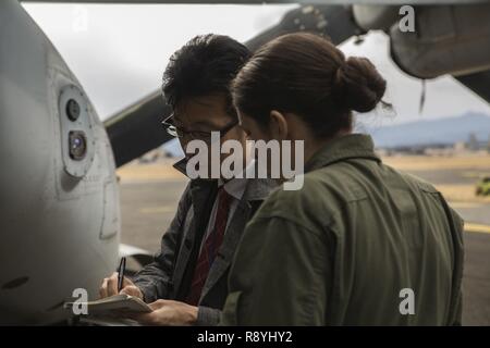 Oberstleutnant Naoki Uehara (links), Teil der Gemeinsamen Personal für das japanische Ministerium für Verteidigung, spricht mit Kapitän Tessa Schnee über die MV-22 B Osprey Kipprotor-flugzeug bei einer statischen Anzeige der Osprey an Yokota Air Base, Japan am 16. März 2017 als Teil der Wald Licht 17-1. Wald Licht ist eine Routine, halb-jährlichen Übung von US-amerikanischen und japanischen Truppen durchgeführt, um die Interoperabilität zu stärken und die kombinierten Funktionen in der Verteidigung der US-japanischen Allianz. Schnee ist die künftige Operationen Offiziere für Marine Medium Tiltrotor Squadron 265, Marine Flugzeuge Gruppe 36, 1 Marine Flugzeugflügel Stockfoto