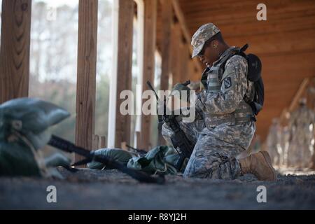 Us-Armee SPC. Khalil Jenkins, der 982Nd bekämpfen Kamera Unternehmen zugewiesen sind, passt die Front sight Post während einer M4 März 16, 2017, Nullabgleich, Fort Jackson, South Carolina. Die Bekämpfung der 982Nd Kamera statt einer 4-tägigen marksmenship Übung in Betrieb bleibt und qualifiziert. Stockfoto