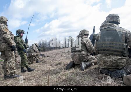 Eine litauische Armee Ausbilder arbeitet mit ukrainischen Combat Training Center Personal zu beaufsichtigen, Soldaten der 1. der ukrainischen Armee Bataillon, 28 Mechanisierte Infanteriebrigade während sie Feuer automatische Granatwerfer während einer Live-fire Übung, in der abgebauten Soldaten und BMP-2-schützenpanzer Advanced auf Ziele nach Mörtel, automatische Granatwerfer und DShK schweren Maschinengewehren den Angriff auf die yavoriv Combat Training Center auf dem internationalen Friedens und der Sicherheit, in der Nähe der Yavoriv leitete die Ukraine am 16. März. Die live-fire Übung ist Teil eines Blockes der Anweisung ta Stockfoto