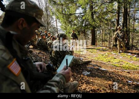 Us-Soldaten der Legion Unternehmen, 1.BATAILLON, 503Rd Infanterie Regiment, 173Rd Airborne Brigade hören Sie einen kurzen bt Lt Christian Mendez in Vorbereitung für einen simulierten Angriff während der Übung Allied Geist VI im 7. Armee den Befehl Hohenfels Training Area, Deutschland, Jan. 16, 2017. Übung Allied Geist VI umfasst über 2.770 Teilnehmer aus 12 NATO und Partner für den Frieden der Nationen, und Übungen taktische Interoperabilität und Tests sichere Kommunikation innerhalb der Allianz Mitglieder und Partner Nationen. Stockfoto