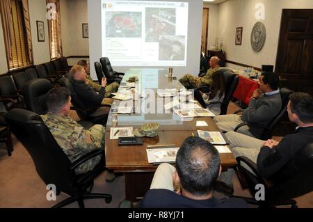 Oberst Martin Klein (unten links), U.S. Army Support Activity Fort Dix Commander, bespricht, langfristige Planung mit Kongress Mitarbeiter am 17. März. Die gemeinsame Basis umfasst mehr als 20 Meilen von Ost nach West das entspricht 42.000-kontinuierlichen Morgen. Joint Base Mc Guire-Dix - lakehurst ist die Heimat von mehr als 80 Mission Partner, die eine Vielzahl von Kampfkraft. Stockfoto