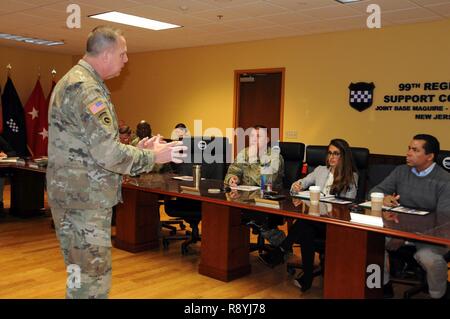 Generalmajor Scottie Dekan Zimmermann, Kommandierender General des 84. der US-Armee finden Training Befehl, Slips Kongress Mitarbeiter über Warex 78-17-01 März 17 bei Joint Base Mc Guire-Dix - Lakehurst, New Jersey. Krieger Übungen sind so konzipiert, Vorbereiten der Einheiten zur Bekämpfung werden Sie eintauchen in Szenarios, in denen sie trainieren, wie sie kämpfen würde. Etwa 60 Einheiten der US-Army, US-Army, US Air Force und anderen Komponenten sind die Teilnahme an der Warex. Stockfoto