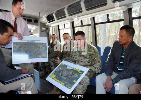 Oberst Martin Klein, U.S. Army Support Activity Fort Dix Commander, erörtert die verschiedenen Funktionen März 17 bei Joint Base Mc Guire-Dix - Lakehurst, New Jersey, während ein Bus Tour als Teil eines Kongresses Mitarbeiter besuchen. Die gemeinsame Basis umfasst mehr als 20 Meilen von Ost nach West das entspricht 42.000 zusammenhängende Hektar. Joint Base Mc Guire-Dix - lakehurst ist die Heimat von mehr als 80 Mission Partner, die eine Vielzahl von Kampfkraft. Stockfoto