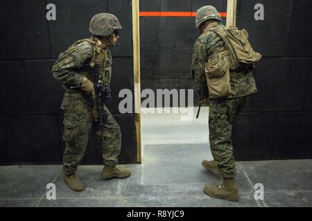 Us-Marines mit 2 Assault Amphibian Battalion, 2nd Marine Division Verhalten trocken laufen Bohrer vor der Durchführung einer Live-fire shoot House sind als Teil der Bereitstellung für Training (DFT) in Fort Stewart, Ga, 17. März 2017. DFT ist eine Übung zur Förderung der Kompetenz und Einsatzbereitschaft. Stockfoto