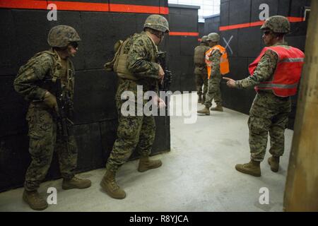 Us-Marines mit 2 Assault Amphibian Battalion, 2nd Marine Division Verhalten trocken laufen Bohrer vor der Durchführung einer Live-fire shoot House sind als Teil der Bereitstellung für Training (DFT) in Fort Stewart, Ga, 17. März 2017. DFT ist eine Übung zur Förderung der Kompetenz und Einsatzbereitschaft. Stockfoto