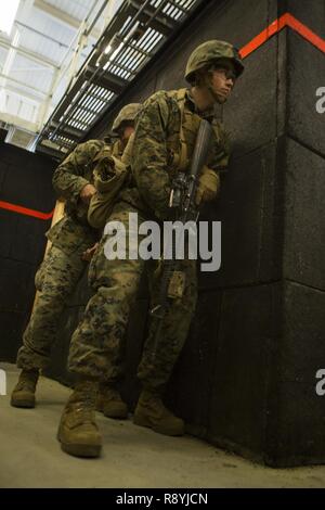 Us-Marines mit 2 Assault Amphibian Battalion, 2nd Marine Division Verhalten trocken laufen Bohrer vor der Durchführung einer Live-fire shoot House sind als Teil der Bereitstellung für Training (DFT) in Fort Stewart, Ga, 17. März 2017. DFT ist eine Übung zur Förderung der Kompetenz und Einsatzbereitschaft. Stockfoto