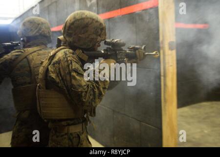 Us-Marines mit 2 Assault Amphibian Battalion, 2nd Marine Division durchführen, um einen Live-fire shoot House sind als Teil der Bereitstellung für Training (DFT) in Fort Stewart, Ga, 17. März 2017. DFT ist eine Übung zur Förderung der Kompetenz und Einsatzbereitschaft. Stockfoto