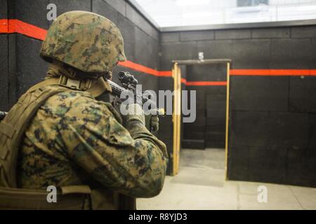 Us-Marines mit 2 Assault Amphibian Battalion, 2nd Marine Division durchführen, um einen Live-fire shoot House sind als Teil der Bereitstellung für Training (DFT) in Fort Stewart, Ga, 17. März 2017. DFT ist eine Übung zur Förderung der Kompetenz und Einsatzbereitschaft. Stockfoto