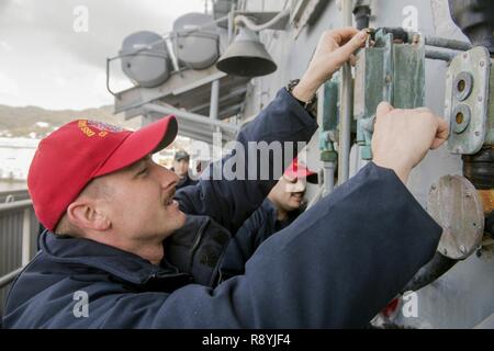 SASEBO, Japan (15. März 2017) Schäden Controlman 2. Klasse Cory Bowers, aus Los Angeles, führt Wartungsarbeiten an den CO2-Alarm System an Bord Ticonderoga-Klasse geführte-missile Cruiser USS Lake Champlain (CG57). Lake Champlain ist in regelmäßigen Western Pacific Bereitstellung mit der Carl Vinson Carrier Strike Group als Teil der US-Pazifikflotte-Initiative die Befehls- und Steuerfunktionen der USA 3 Flotte in der Indo-Asia zu verlängern - Pazifik Region. Navy Flugzeugträger Streik Gruppen haben die Indo-Asia - Pazifik regelmäßig und routinemäßig für mehr als 70 Jahr patrouillierten Stockfoto