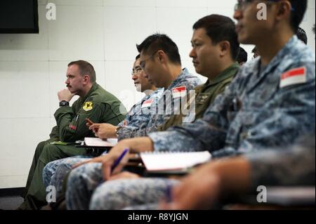 Us-Luftwaffe Kapitän Matthew Hannan, ganz links, Operations Officer mit der 961St Airborne Air Control Squadron von Kadena Air Base, Japan, zusammen mit Royal Thai Air Force und der Republik Singapur Air Force Mitglieder, hören Sie während der akademischen Briefings für Übung bewältigen Tiger 2017 (CT 17) Korat Royal Thai Air Force Base, Thailand, 19. März 2017. Mehr als 1.200 in den USA, Thailand und Singapur militärische Mitglieder werden in CT 17 teilnehmen. Die jährliche multilaterale Übung ist die Verbesserung der gemeinsamen Bekämpfung der Bereitschaft und der Interoperabilität zwischen der Republik Singapur Air Force, Royal Thai Air forc ausgerichtet Stockfoto