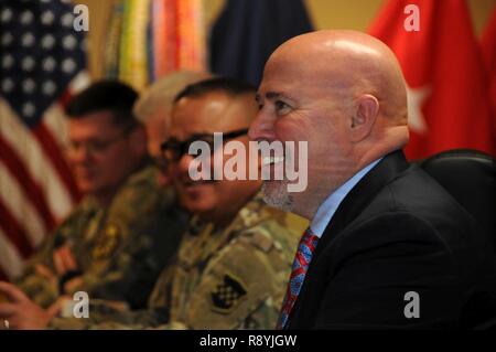 Us-Vertreter Tom MacArthur, 3rd Congressional District von New Jersey, besuchte der US-Armee Finden 99th Regional Support Command März 18 am Joint Base Mc Guire-Dix - Lakehurst, New Jersey über die laufende WAREX 78-17-01 zu erfahren. Unter den briefers wurde Generalmajor Scottie Dekan Zimmermann, Kommandierender General des 84. Ausbildung-Befehl. Krieger Übungen sind so konzipiert, Vorbereiten der Einheiten zur Bekämpfung werden Sie eintauchen in Szenarios, in denen sie trainieren, wie sie kämpfen würde. Etwa 60 Einheiten der US-Army, US-Army, US Air Force und anderen Komponenten sind die Teilnahme an der Stockfoto