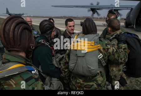 Kapitän Tim Vedra, 37th Airlift Squadron C-130J Hercules Super Piloten und Flugzeuge Commander, bespricht ein Flugzeug kurze mit bulgarischen Fallschirmjäger während der Übung thrakischen Frühjahr 17 bei regionalen Flughafen Plovdiv, Bulgarien, 15. März 2017. Die 37Th Air Crew und 435Th Contingency Response Group Jump Meister von der Air Base Ramstein, Deutschland, arbeitete direkt mit dem fallschirmjäger taktische Flight Training durchzuführen. Die Schulung versetzt die USA eine kritische Mobilität Hub zur Unterstützung der US-Ausbildung und Mission Ziele aufrecht zu erhalten, während die Stärkung der Beziehungen. Stockfoto