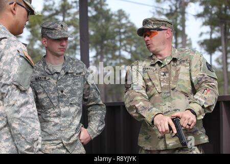 Us-Armee Sgt. Joshua Powell, zugeordnet zu den 982 D Combat Camera Company (Airborne), erläutert Grundlagen der M9 schießen Soldaten vor dem Qualifying in einen Bereich auf Fort Jackson, S.C., 18. März 2017. Die 982Nd Combat Camera Company (Airborne) ist einer von nur zwei bekämpfen Kamera unternehmen in der US-Armee mit der Aufgabe, das Büro des Verteidigungsministers, Vorsitzender des Generalstabs, und der militärischen Dienststellen mit einer gerichteten Bilder Fähigkeiten in der Unterstützung der operativen Planung und Anforderungen über den gesamten Bereich der militärischen Operationen. Stockfoto