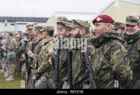 Grafenwöhr, Deutschland - Rund 215 militärische Mitglieder aus den USA und 10 europäischen Partner Nationen nehmen an der alle zwei Jahre stattfindenden US Army Expert Bereich Medizinische Abzeichen (EFMB) Auswertung in Grafenwöhr, Deutschland am 19. März 2017 in den Hoffnungen des Erzielens der begehrten US-Armee EFMB. Stockfoto