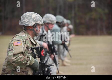 Us-Armee Soldaten zugeordnet 982 D Combat Camera Company (Airborne), reflexive Fire Training bei einer Reichweite von Fort Jackson, S.C., 18. März 2017 teilnehmen. Die 982Nd Combat Camera Company (Airborne) ist einer von nur zwei bekämpfen Kamera unternehmen in der US-Armee mit der Aufgabe, das Büro des Verteidigungsministers, Vorsitzender des Generalstabs, und der militärischen Dienststellen mit einer gerichteten Bilder Fähigkeiten in der Unterstützung der operativen Planung und Anforderungen über den gesamten Bereich der militärischen Operationen. Stockfoto