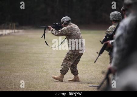 U.S. Army Staff Sgt. Sergio Rangel, zugeordnet zu den 982 D Combat Camera Company (Airborne), zeigt, reflexive Feuer Techniken zu Soldaten während einer Reihe von Fort Jackson, S.C., 18. März 2017. Die 982Nd Combat Camera Company (Airborne) ist einer von nur zwei bekämpfen Kamera unternehmen in der US-Armee mit der Aufgabe, das Büro des Verteidigungsministers, Vorsitzender des Generalstabs, und der militärischen Dienststellen mit einer gerichteten Bilder Fähigkeiten in der Unterstützung der operativen Planung und Anforderungen über den gesamten Bereich der militärischen Operationen. Stockfoto