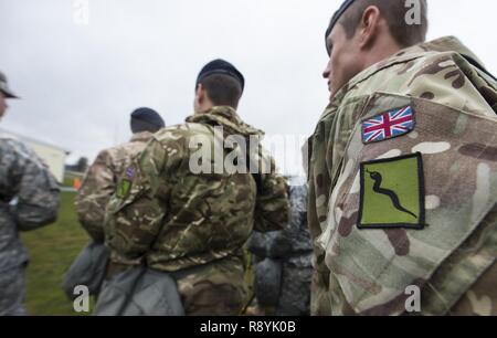 Grafenwöhr, Deutschland - Rund 215 militärische Mitglieder aus den USA und 10 europäischen Partner Nationen nehmen an der alle zwei Jahre stattfindenden US Army Expert Bereich Medizinische Abzeichen (EFMB) Auswertung in Grafenwöhr, Deutschland am 19. März 2017 in den Hoffnungen des Erzielens der begehrten EFMB. Stockfoto