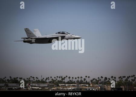 Ein U.S. Navy F/A-18E Super Hornet mit Strike Fighter Squadron 122 (VFA-122) führt einen taktischen Demonstration, die hohe Geschwindigkeit des Flugzeugs manuverability und niedriger Geschwindigkeit Handling, als Teil des 2017 Yuma Airshow im Marine Corps Air Station Yuma, Ariz., Samstag, 18. März 2017. Stockfoto