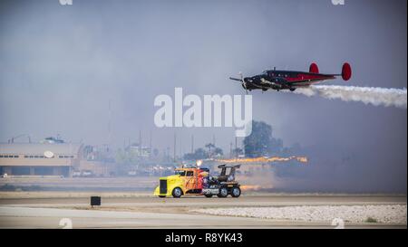 Die Shockwave Jet Truck führt einen schnellen Pass auf der Flightline mit Matt Younkin Twin Beech 18 während der Airshow in 2017 Yuma Marine Corps Air Station Yuma, Ariz., Samstag, 18. März 2017. Stockfoto