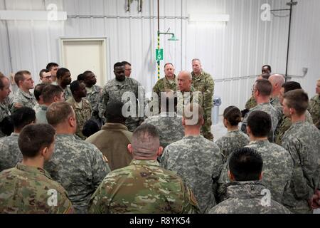 LTG Charles Luckey, Kommandierender General, U.S. Army Reserve, trifft sich mit den ersten Mannschaften, die während des Betriebs kalten Stahl in einem zweiten Besuch der Übung am Fort McCoy, Wisconsin, März 18, 2017 qualifiziert. Betrieb Cold Steel ist der US-Armee finden Crew - Serviert Waffen Qualifizierung und Validierung Übung, um zu gewährleisten, dass America's Army Reserve Einheiten und Soldaten ausgebildet sind und bereit, auf kurze bereitstellen - Bekanntmachung und Bekämpfung - bereit und tödlichen Feuerkraft zur Unterstützung der Armee und Partnern überall auf der Welt bringen. 475 Mannschaften mit geschätzten 1.600 Armee-reserve Soldaten wird in M2 zertifizieren, Stockfoto