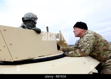 LTG Charles Luckey, Kommandierender General, U.S. Army finden, trifft SPC. Dalan Benson, der 560Th Movement Control Team, Springfield, Missouri, bevor ein schießwesen Qualifikation Lane während der Operation Cold Steel Übung am Fort McCoy, Wisconsin, März 18, 2017. Betrieb Cold Steel wird zunächst der US-Armee finden große Live-Fire Training und Crew - Serviert Waffen Qualifizierung und Validierung Übung, um zu gewährleisten, dass America's Army Reserve Einheiten und Soldaten ausgebildet sind und bereit, auf kurze bereitstellen - Bekanntmachung und bekämpfen - bereit und tödlichen Feuerkraft zur Unterstützung der Armee und gemeinsame p Stockfoto