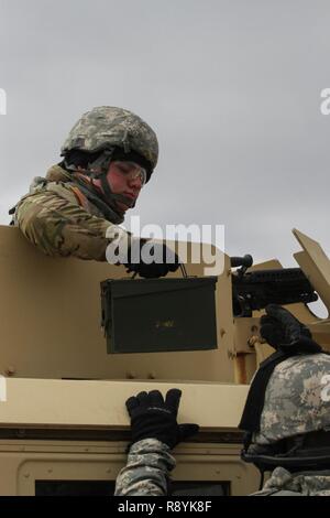 U.S. Army Reserve Pfc. Kaleb Brooks, 560Th Transportation Loslösung, 79th Sustainment unterstützt den Befehl erhält, Munition Tag der Qualifizierung während Betrieb Cold Steel am Fort Fort McCoy, Wis., 18. März 2017 abzuschließen. Betrieb Cold Steel ist der US-Armee finden Crew - Serviert Waffen Qualifizierung und Validierung Übung, um zu gewährleisten, dass America's Army Reserve Einheiten und Soldaten ausgebildet sind und bereit, auf kurze bereitstellen - und überall in der Welt bekämpfen - bereit und tödlichen Feuerkraft zur Unterstützung der Armee und unsere gemeinsamen Partner bringen. Stockfoto