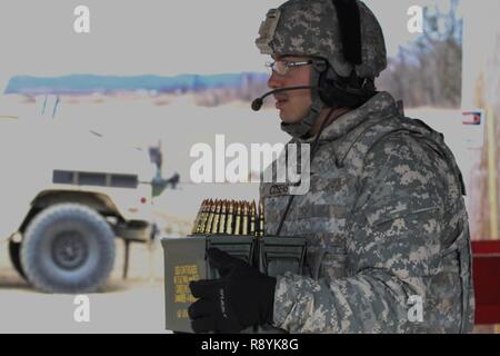 Us-Armee finden Sgt. Zachary Cosens, 560Th Transportation Loslösung, 79th Sustainment unterstützt den Befehl, trägt Munition zu seinen Lkw für Tag der Qualifizierung während Betrieb Cold Steel am Fort McCoy, Wis., 18. März 2017. Betrieb Cold Steel ist der US-Armee finden Crew - Serviert Waffen Qualifizierung und Validierung Übung, um zu gewährleisten, dass America's Army Reserve Einheiten und Soldaten ausgebildet sind und bereit, auf kurze bereitstellen - und überall in der Welt bekämpfen - bereit und tödlichen Feuerkraft zur Unterstützung der Armee und unsere gemeinsamen Partner bringen. Stockfoto