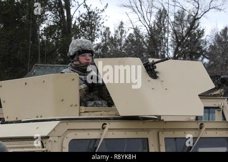 U.S. Army Reserve Pfc. Kaleb Brooks, 560Th Transportation Loslösung, 79th Sustainment Support Command, wartet er auf den Tag Qualifikation Bereich während des Betriebs Cold Steel am Fort McCoy, Wis., 18. März 2017. Betrieb Cold Steel ist der US-Armee finden Crew - Serviert Waffen Qualifizierung und Validierung Übung, um zu gewährleisten, dass America's Army Reserve Einheiten und Soldaten ausgebildet sind und bereit, auf kurze bereitstellen - und überall in der Welt bekämpfen - bereit und tödlichen Feuerkraft zur Unterstützung der Armee und unsere gemeinsamen Partner bringen. Stockfoto