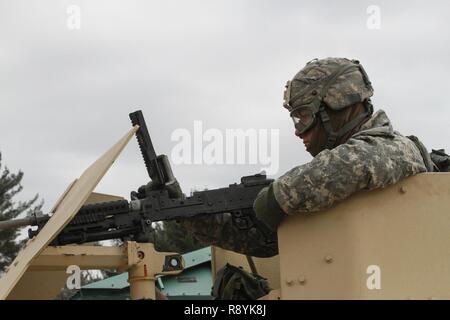 Sgt. Chaz Harley, 560Th Transportation Loslösung, 79th Sustainment Support Command, wartet auf seine Waffe durch die Sicherheit nach Abschluss Tag der Qualifizierung während Betrieb Cold Steel am Fort McCoy, Wis., 18. März 2017 geräumt werden. Betrieb Cold Steel ist der US-Armee finden Crew - Serviert Waffen Qualifizierung und Validierung Übung, um zu gewährleisten, dass America's Army Reserve Einheiten und Soldaten ausgebildet sind und bereit, auf kurze bereitstellen - und überall in der Welt bekämpfen - bereit und tödlichen Feuerkraft zur Unterstützung der Armee und unsere gemeinsamen Partner bringen. Stockfoto