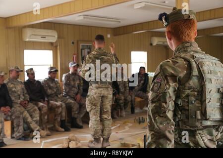 Ein britischer Trainer aus der Highlanders, 4.Bataillon, das königliche Regiment von Schottland (4 Scots), eingesetzt zur Unterstützung der Combined Joint Task Force - inhärenten Lösen, Uhren ein Zähler - Improvised Explosive Device Ausbildung briefing im Al Asad Air Base, Irak, 19. März 2016. Die Schulung ist Teil des gesamten Combined Joint Task Force - inhärenten Building Partner Kapazität mission lösen, indem sie die Ausbildung und die Verbesserung der Fähigkeit der zusammengeschlossen, um Kräfte, die ISIS. CJTF-OIR ist die globale Koalition zu besiegen ISIS im Irak und in Syrien. Stockfoto